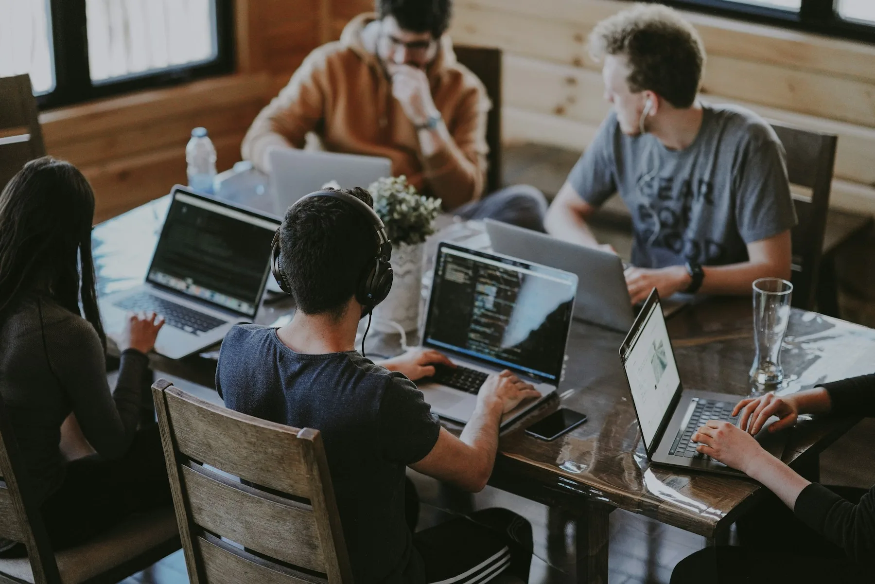 Web sitesi yaptırma sürecinde strateji ve proje planlama toplantısı yapan ekip